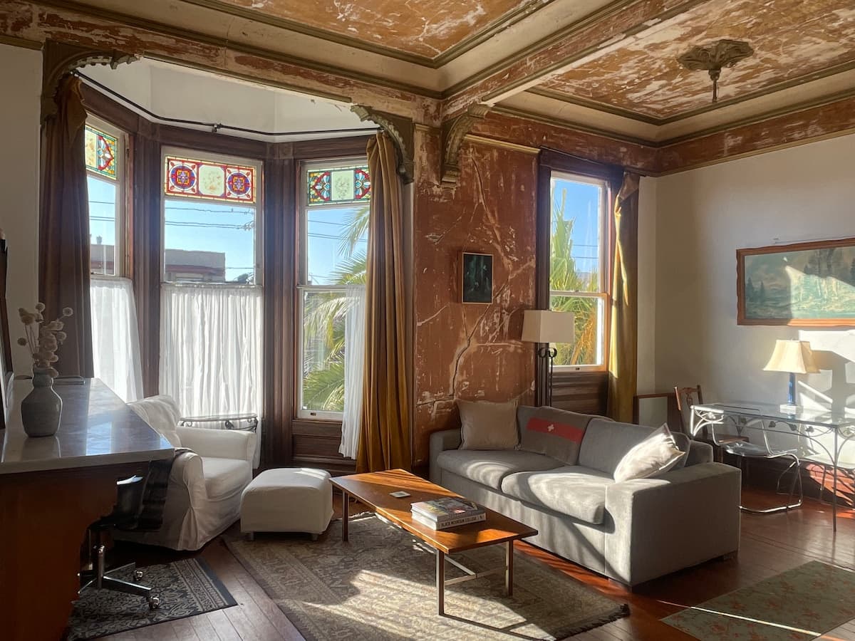 1886 Gothic Victorian, Stained Glass & Fireplace - Photo 1