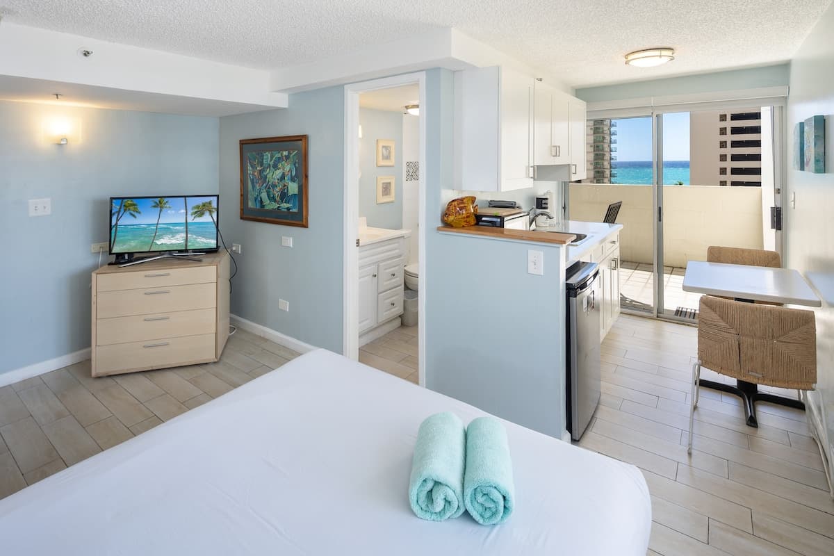 Condo in Honolulu · ★4.65 · Studio · 1 bed · 1 shared bath - Photo 2