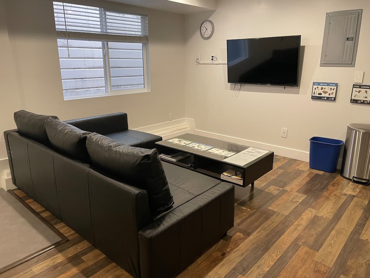 3BR 2BA no kitchen, $25/day parking option (<16ft) - Photo 1