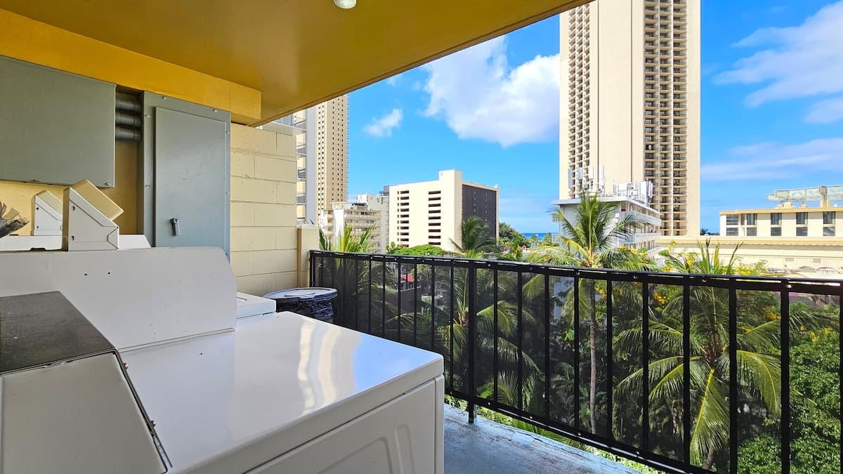 Condo in Honolulu · ★4.7 · Studio · 2 beds · 1 private bath - Photo 2