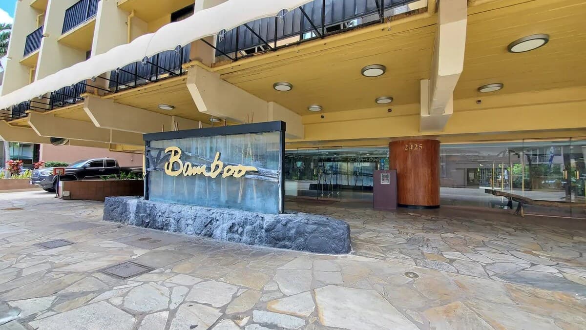 Condo in Honolulu · ★4.7 · Studio · 2 beds · 1 private bath - Photo 4