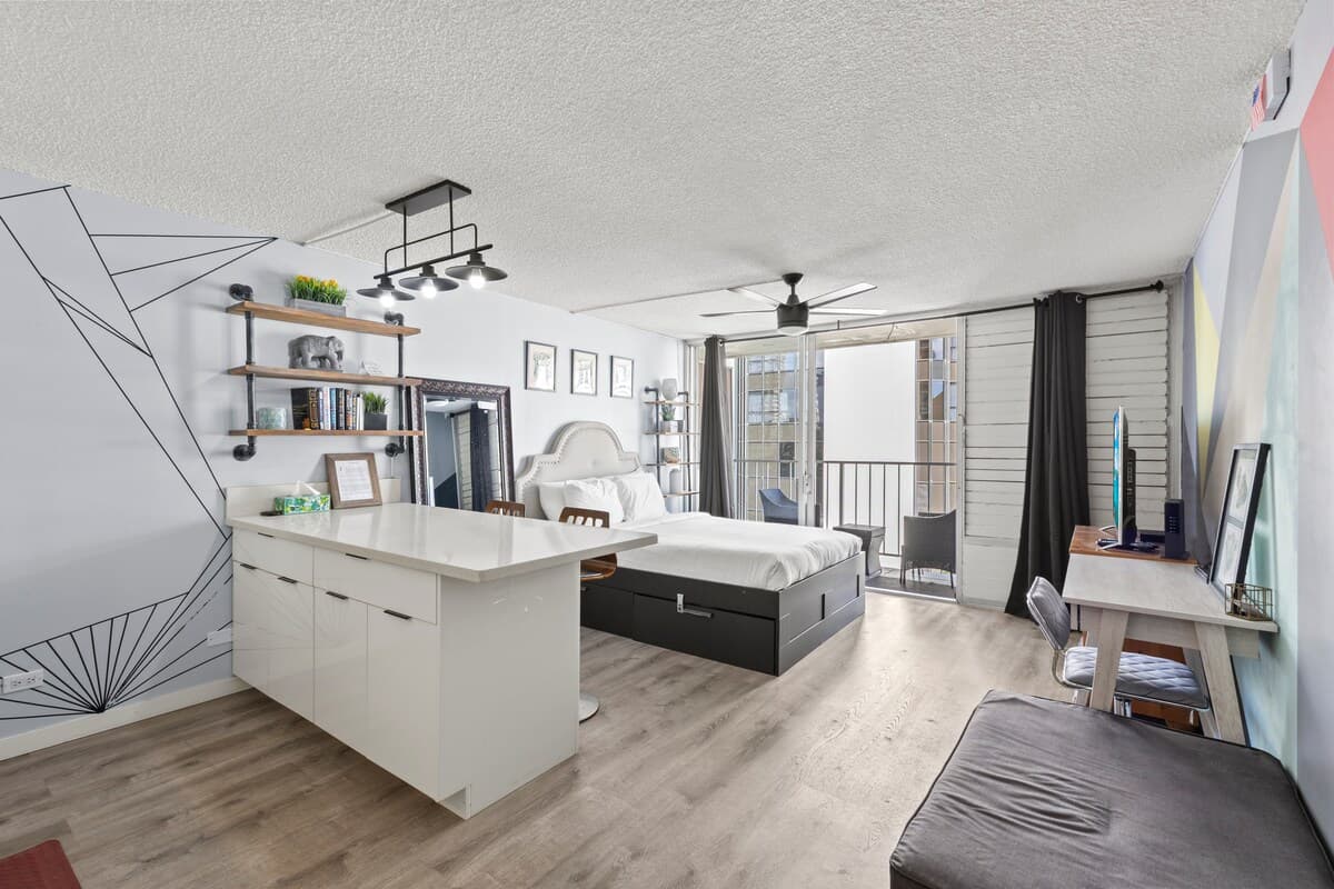 Condo in Honolulu · ★4.79 · 1 bedroom · 2 beds · 1 private bath - Photo 2