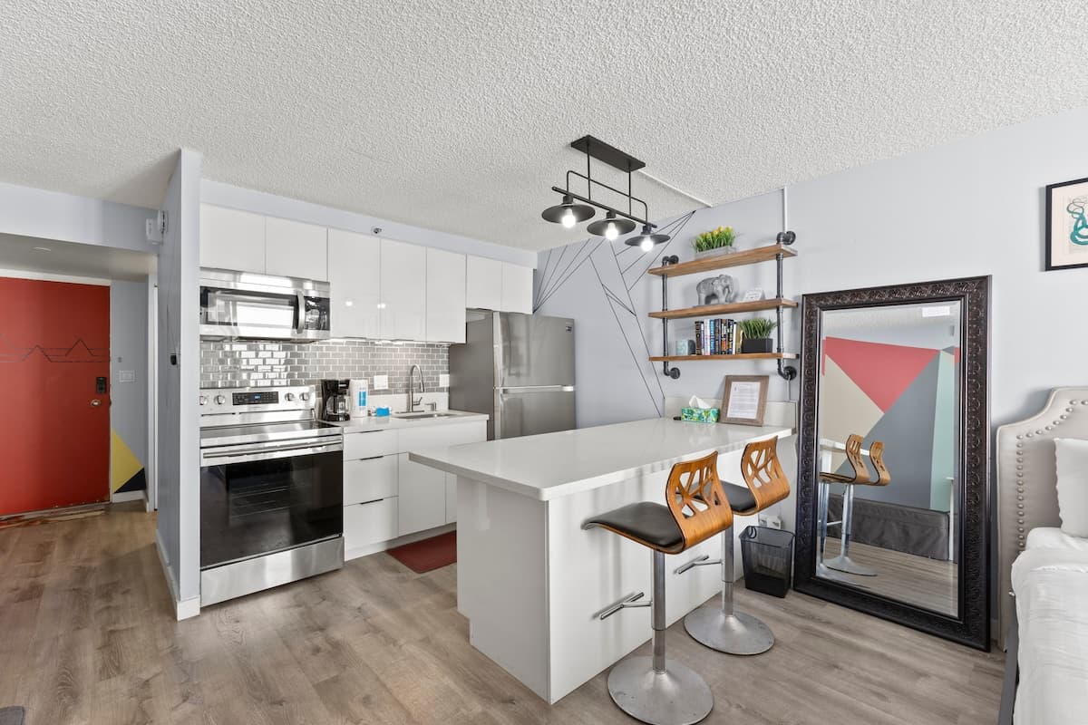Condo in Honolulu · ★4.79 · 1 bedroom · 2 beds · 1 private bath - Photo 1