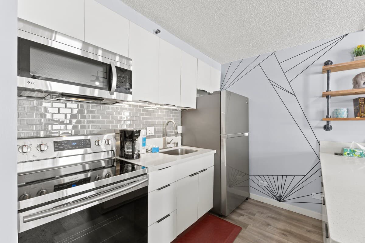 Condo in Honolulu · ★4.79 · 1 bedroom · 2 beds · 1 private bath - Photo 5