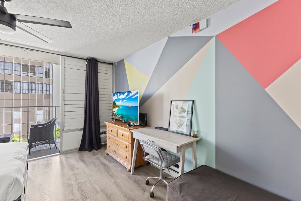 Condo in Honolulu · ★4.79 · 1 bedroom · 2 beds · 1 private bath - Photo 3
