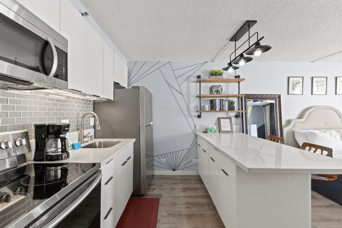 Condo in Honolulu · ★4.79 · 1 bedroom · 2 beds · 1 private bath - Photo 4