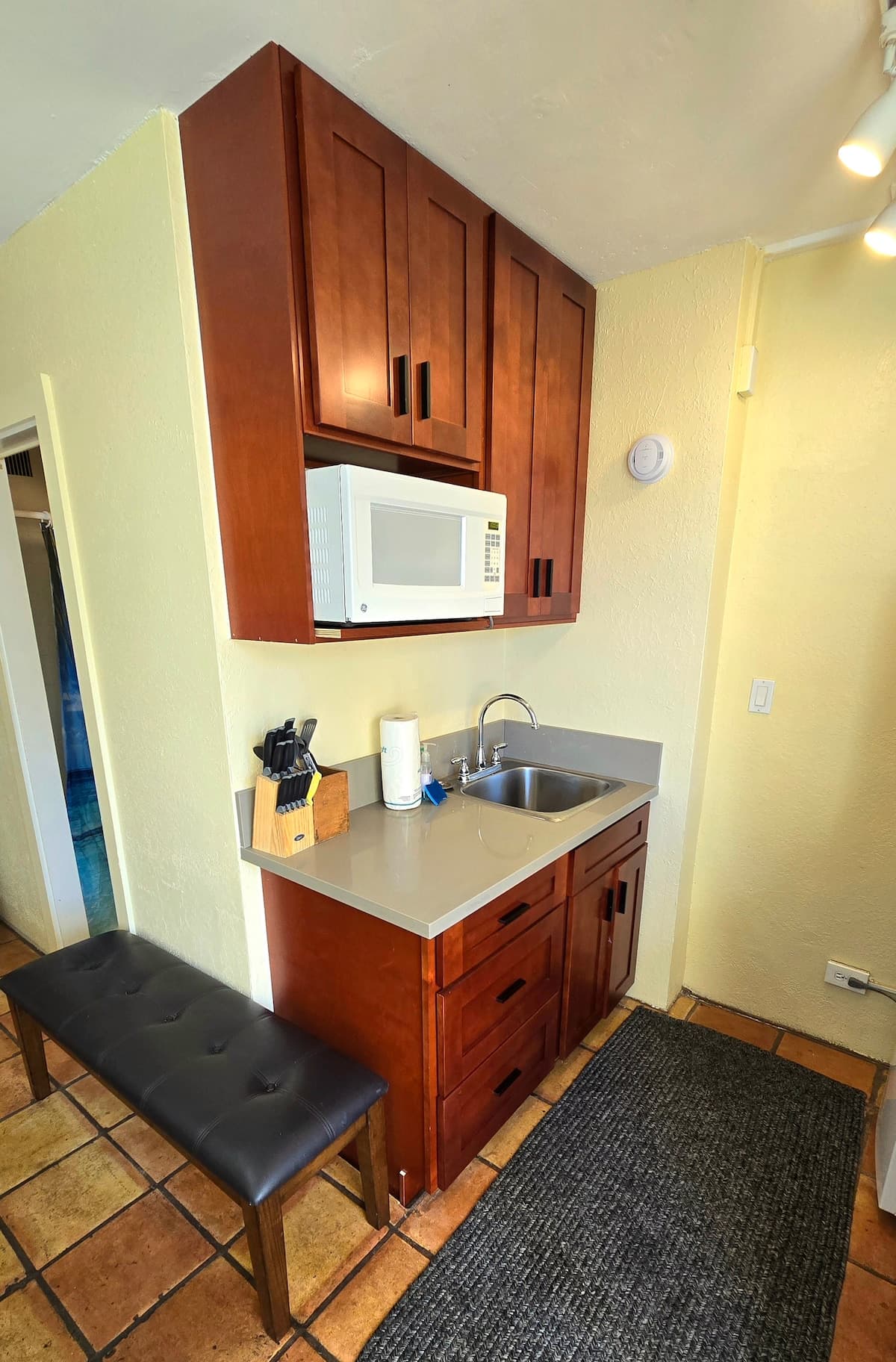 Condo in Honolulu · ★4.86 · 1 bedroom · 1 bed · 1 private bath - Photo 5
