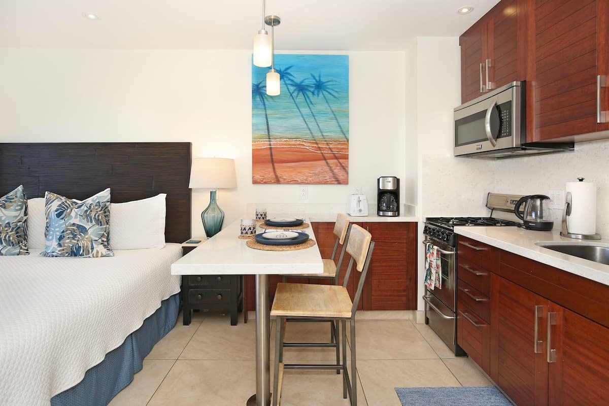 Condo in Honolulu · ★4.84 · Studio · 1 bed · 1 private bath - Photo 5