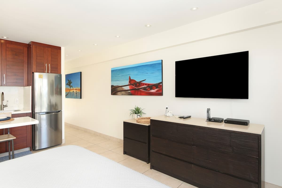 Condo in Honolulu · ★4.84 · Studio · 1 bed · 1 private bath - Photo 2
