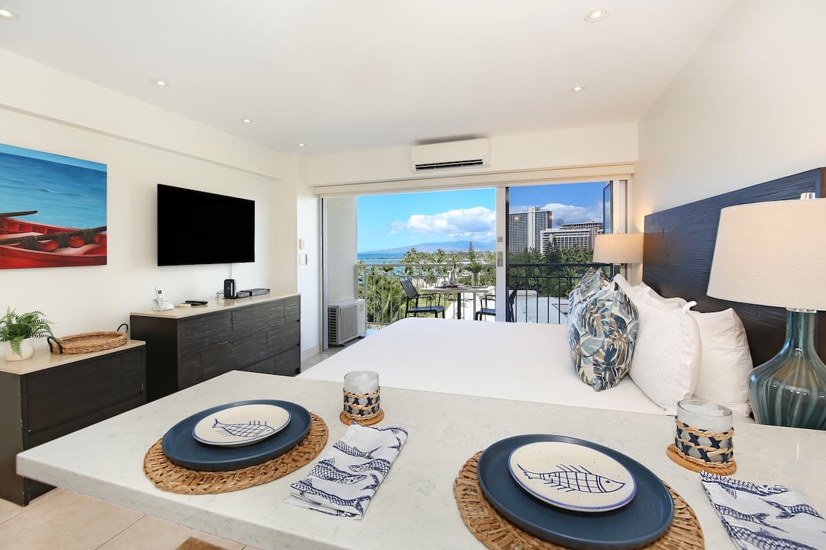 Condo in Honolulu · ★4.84 · Studio · 1 bed · 1 private bath - Photo 4