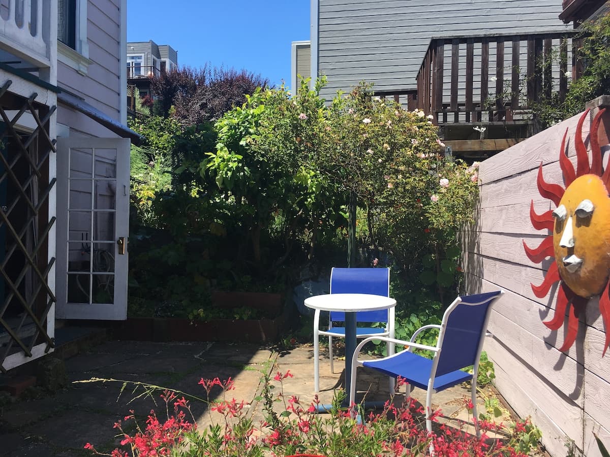 1870 Victorian Cottage with Rooftop City Views - Photo 4