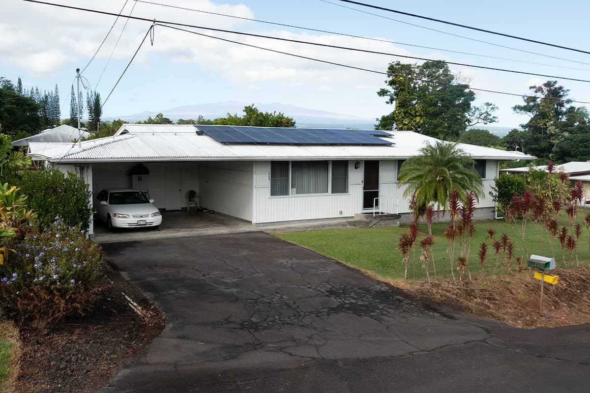 Home in Hilo · ★4.77 · 3 bedrooms · 4 beds · 2.5 private baths - Photo 3