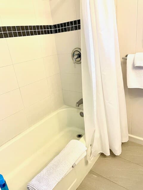 Home in Hilo · ★4.76 · 4 bedrooms · 4 beds · 3 private baths - Photo 2