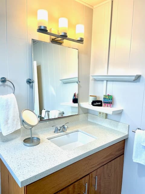 Home in Hilo · ★4.76 · 4 bedrooms · 4 beds · 3 private baths - Photo 1