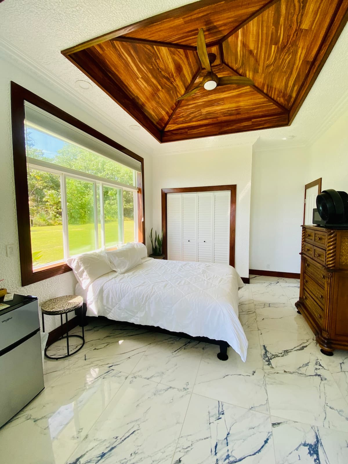 Deluxe Queen Oceanside Room - Photo 3