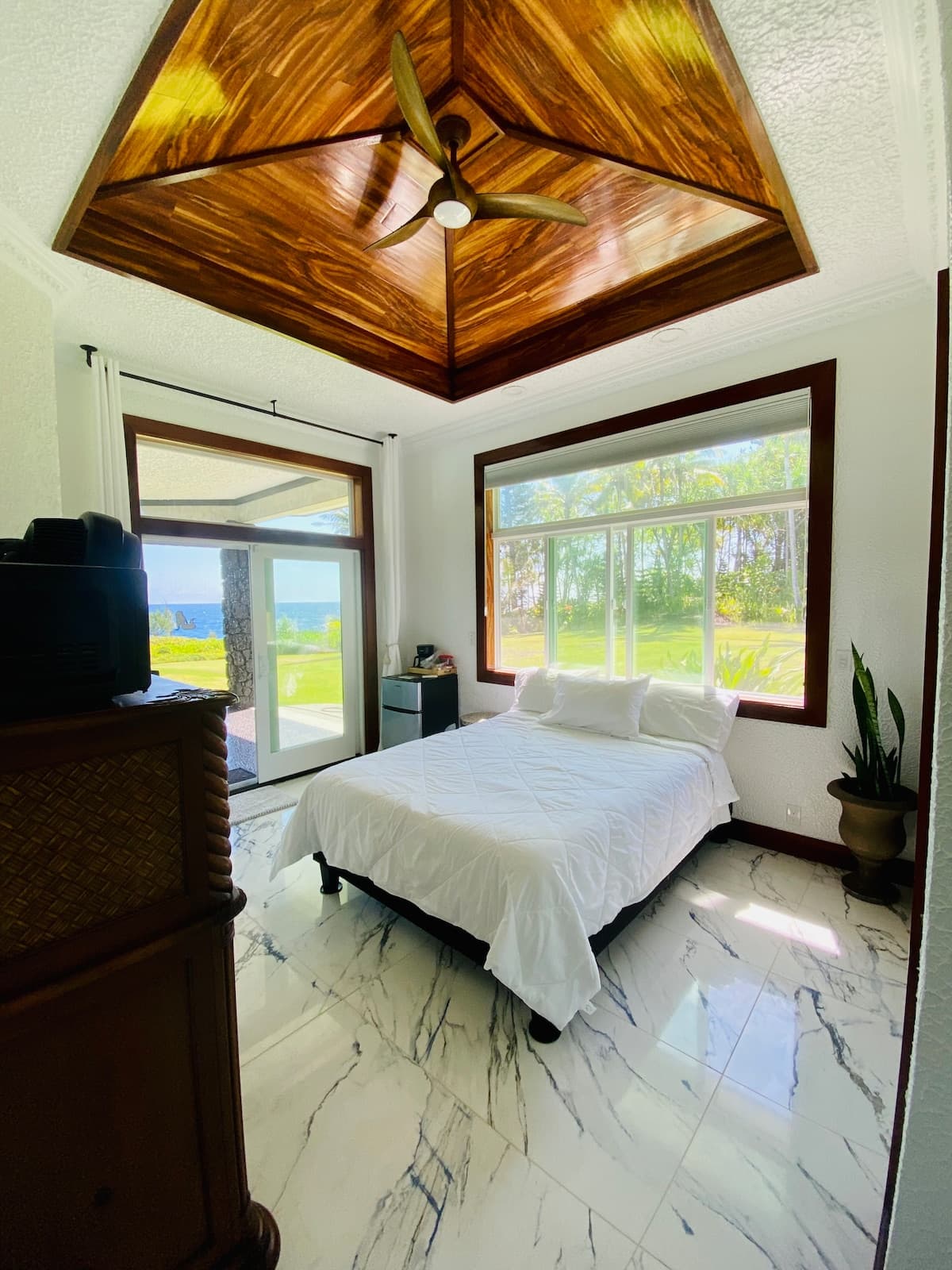 Deluxe Queen Oceanside Room - Photo 1