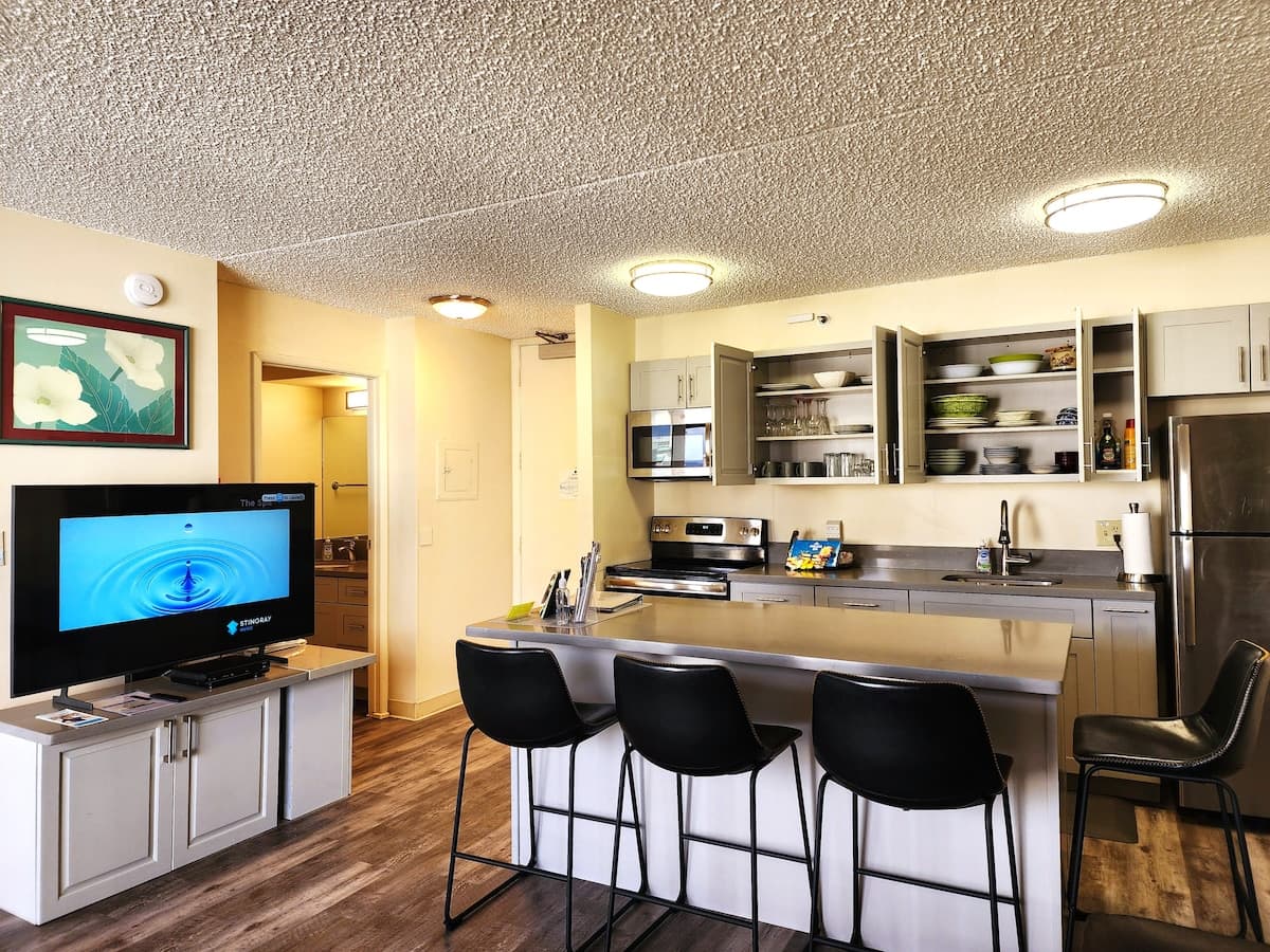 Condo in Honolulu · ★4.99 · 1 bedroom · 3 beds · 1 private bath - Photo 4