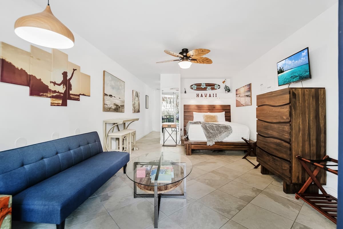 Condo in Kailua-Kona · ★4.79 · 1 bedroom · 2 beds · 1 bath - Photo 1
