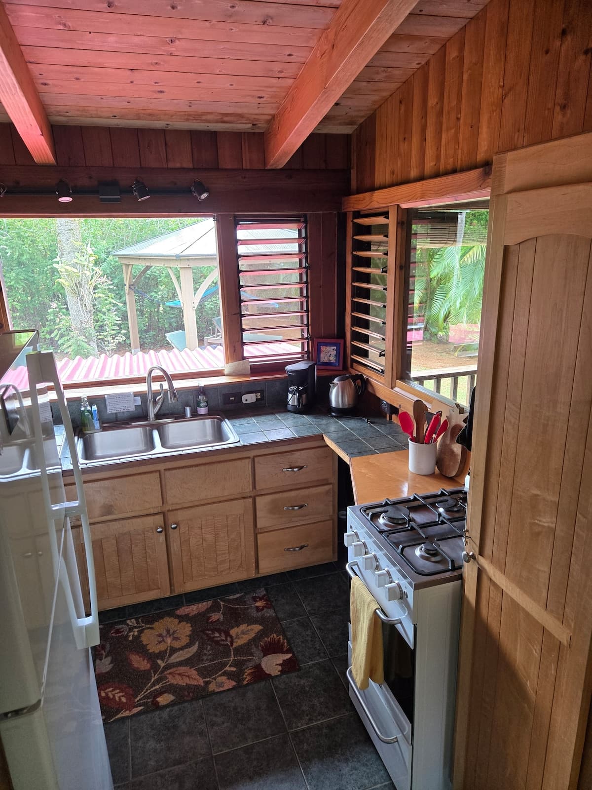 Private free-standing Cottage,Hot Tub,Walk 2 Beach - Photo 1