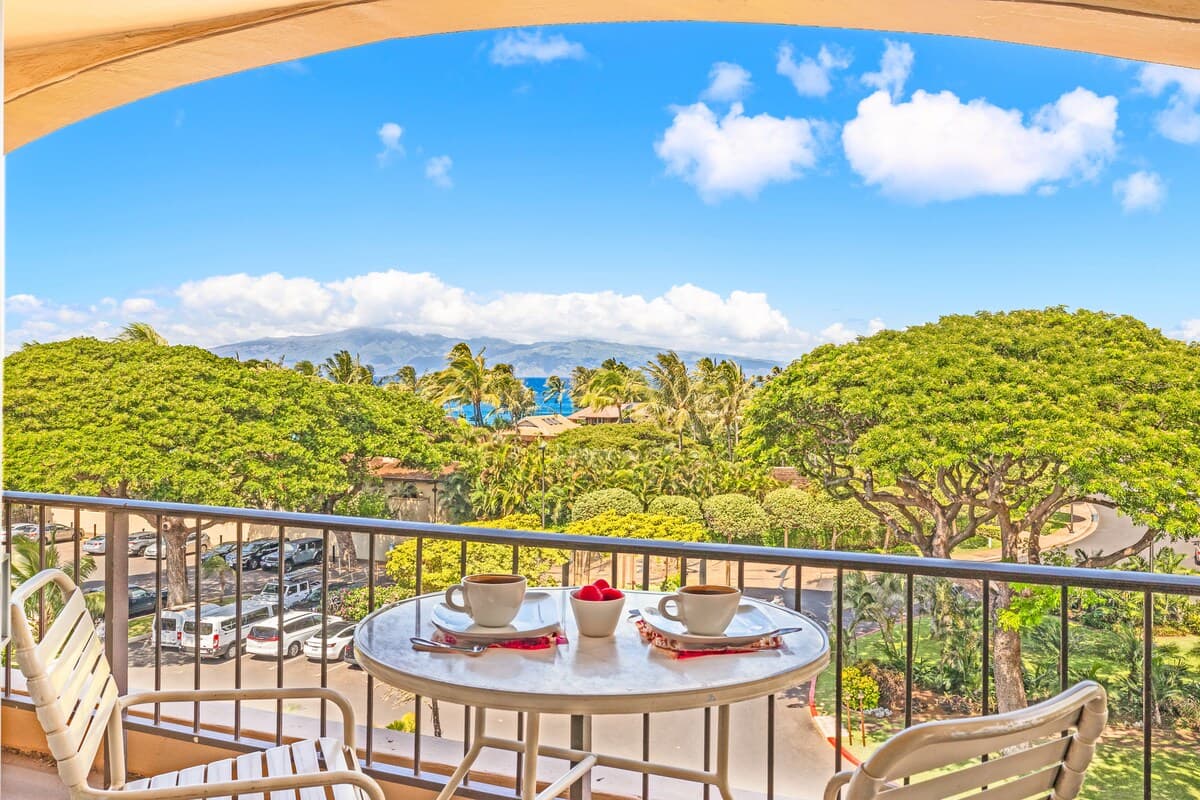 Condo in Lahaina · ★4.88 · 1 bedroom · 2 beds · 1 bath - Photo 2