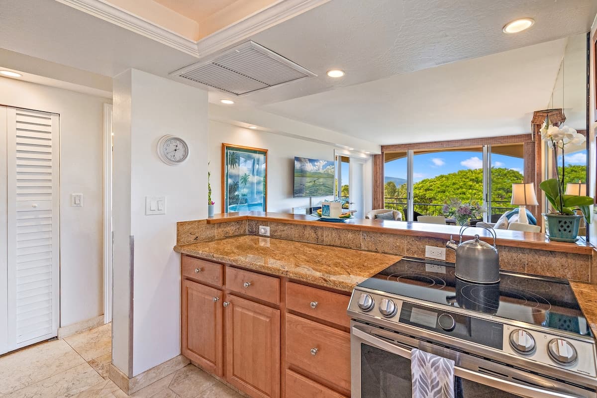 Condo in Lahaina · ★4.88 · 1 bedroom · 2 beds · 1 bath - Photo 4