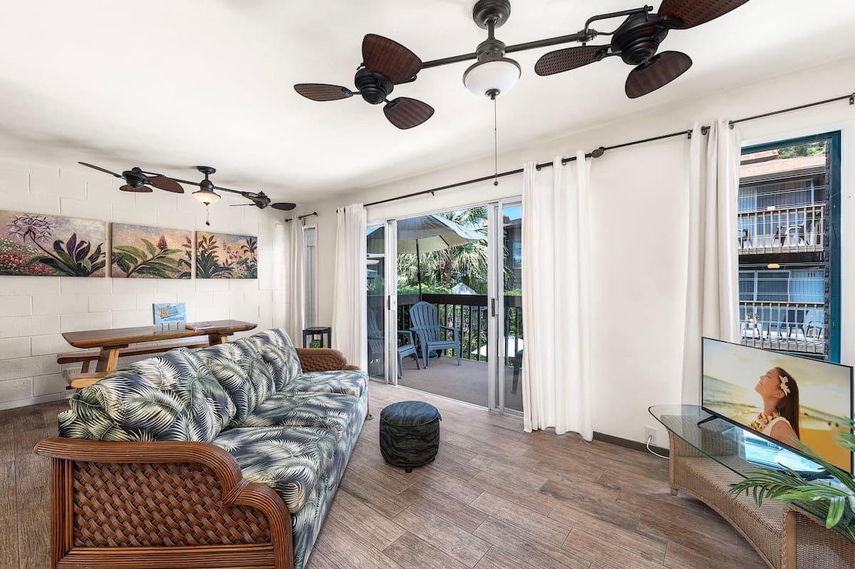 Condo in Kailua-Kona · ★4.89 · 1 bedroom · 2 beds · 1.5 private baths - Photo 3