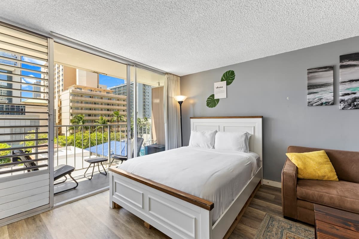 Condo in Honolulu · ★4.67 · 1 bedroom · 3 beds · 1 private bath - Photo 1