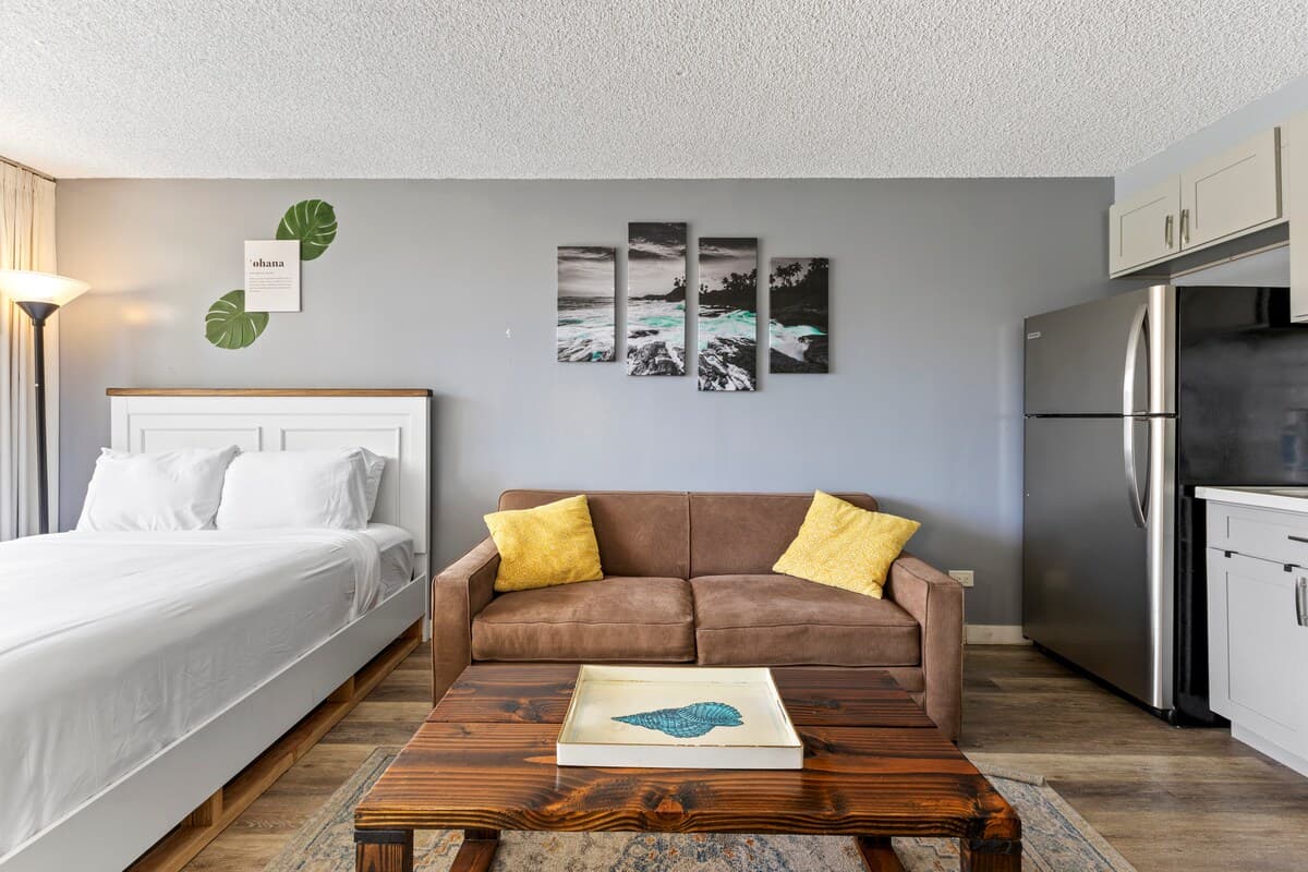 Condo in Honolulu · ★4.67 · 1 bedroom · 3 beds · 1 private bath - Photo 4