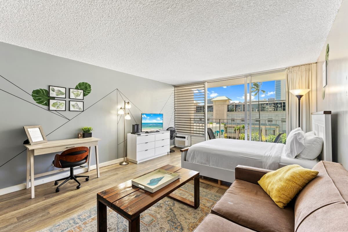 Condo in Honolulu · ★4.67 · 1 bedroom · 3 beds · 1 private bath - Photo 3