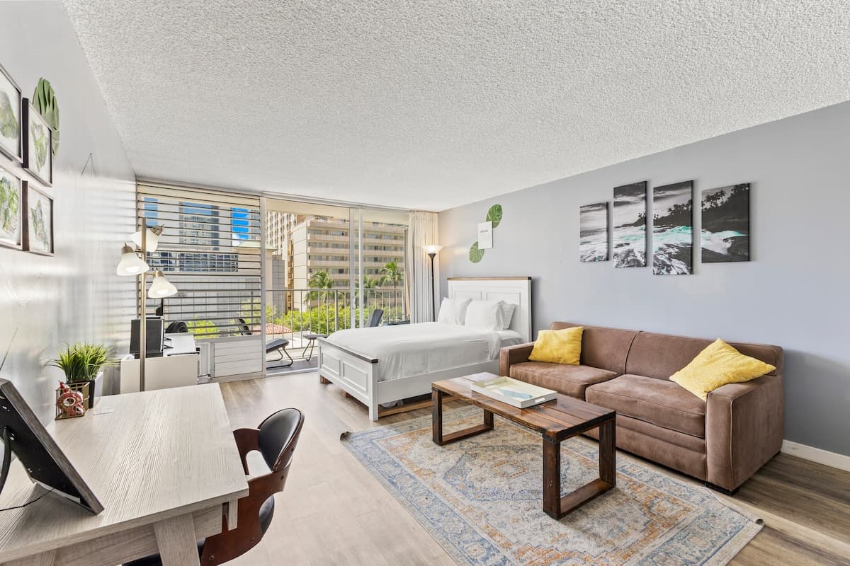 Condo in Honolulu · ★4.67 · 1 bedroom · 3 beds · 1 private bath - Photo 5