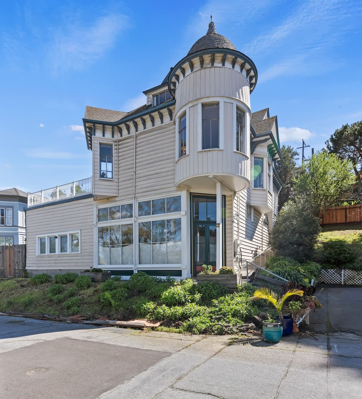 Victorian Bay-View Manse with Roof Deck, Garden - Photo 1