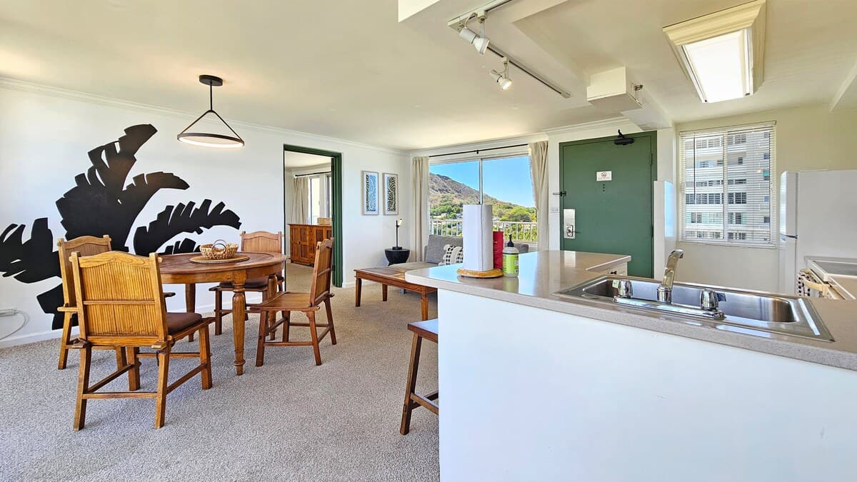 Condo in Honolulu · ★4.67 · 1 bedroom · 2 beds · 1 private bath - Photo 4