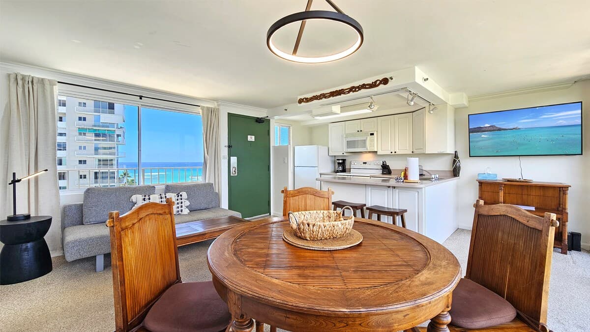 Condo in Honolulu · ★4.67 · 1 bedroom · 2 beds · 1 private bath - Photo 5