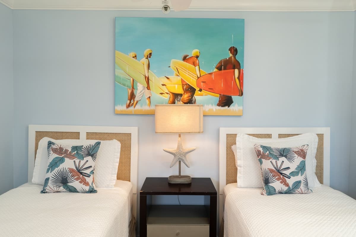 Condo in Honolulu · ★4.7 · 2 bedrooms · 4 beds · 1 private bath - Photo 3