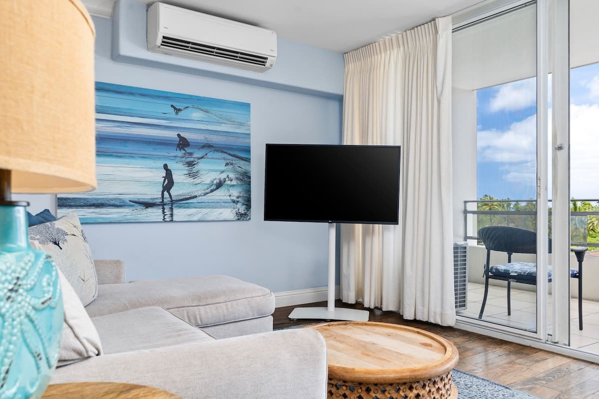 Condo in Honolulu · ★4.7 · 2 bedrooms · 4 beds · 1 private bath - Photo 4