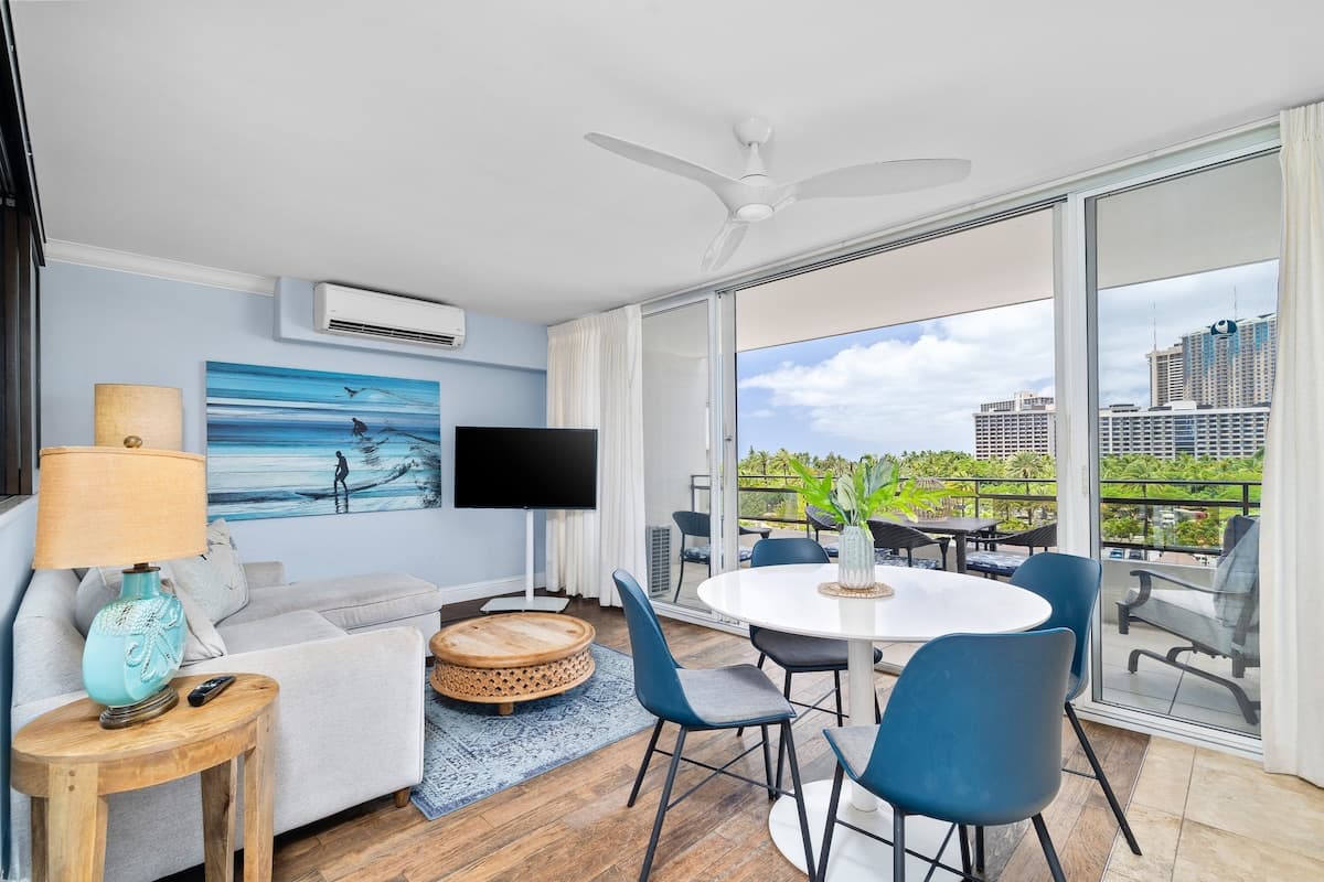 Condo in Honolulu · ★4.7 · 2 bedrooms · 4 beds · 1 private bath - Photo 1