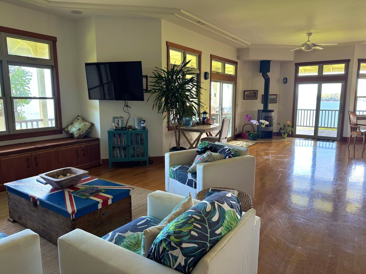 Home in Papaikou · ★4.94 · 3 bedrooms · 4 beds · 3 baths - Photo 3