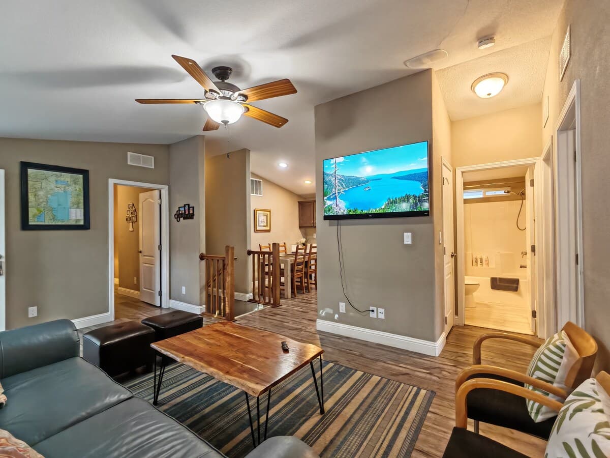 Modern Townhouse with AC, Walk to Heavenly & Lake - Photo 2