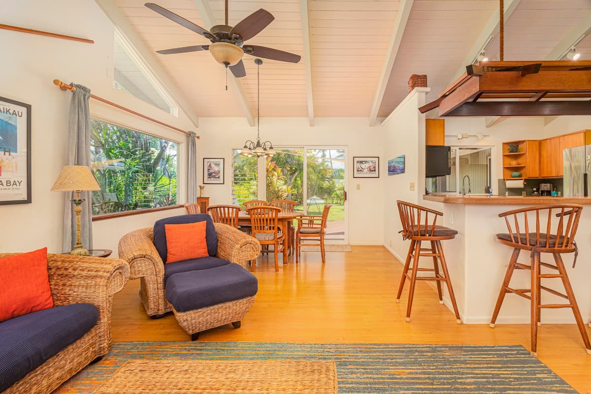 Private, 2 bdr Hawaiiana Charmer ~ Bonus Room avl - Photo 2