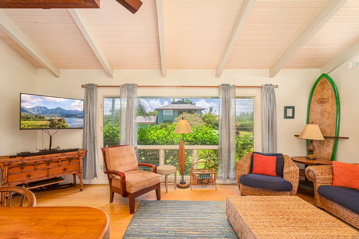 Private, 2 bdr Hawaiiana Charmer ~ Bonus Room avl - Photo 5