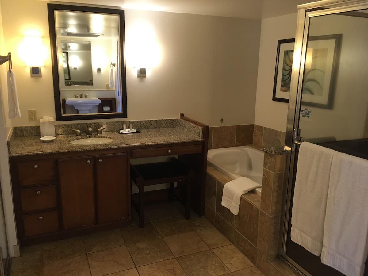 Condo in Lahaina · ★4.8 · 1 bedroom · 2 beds · 1 shared bath - Photo 4