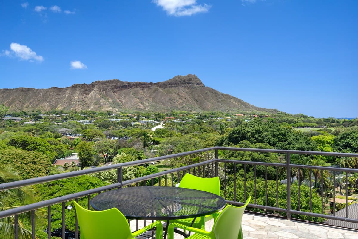 Condo in Honolulu · ★4.77 · Studio · 1 bed · 1 private bath - Photo 4