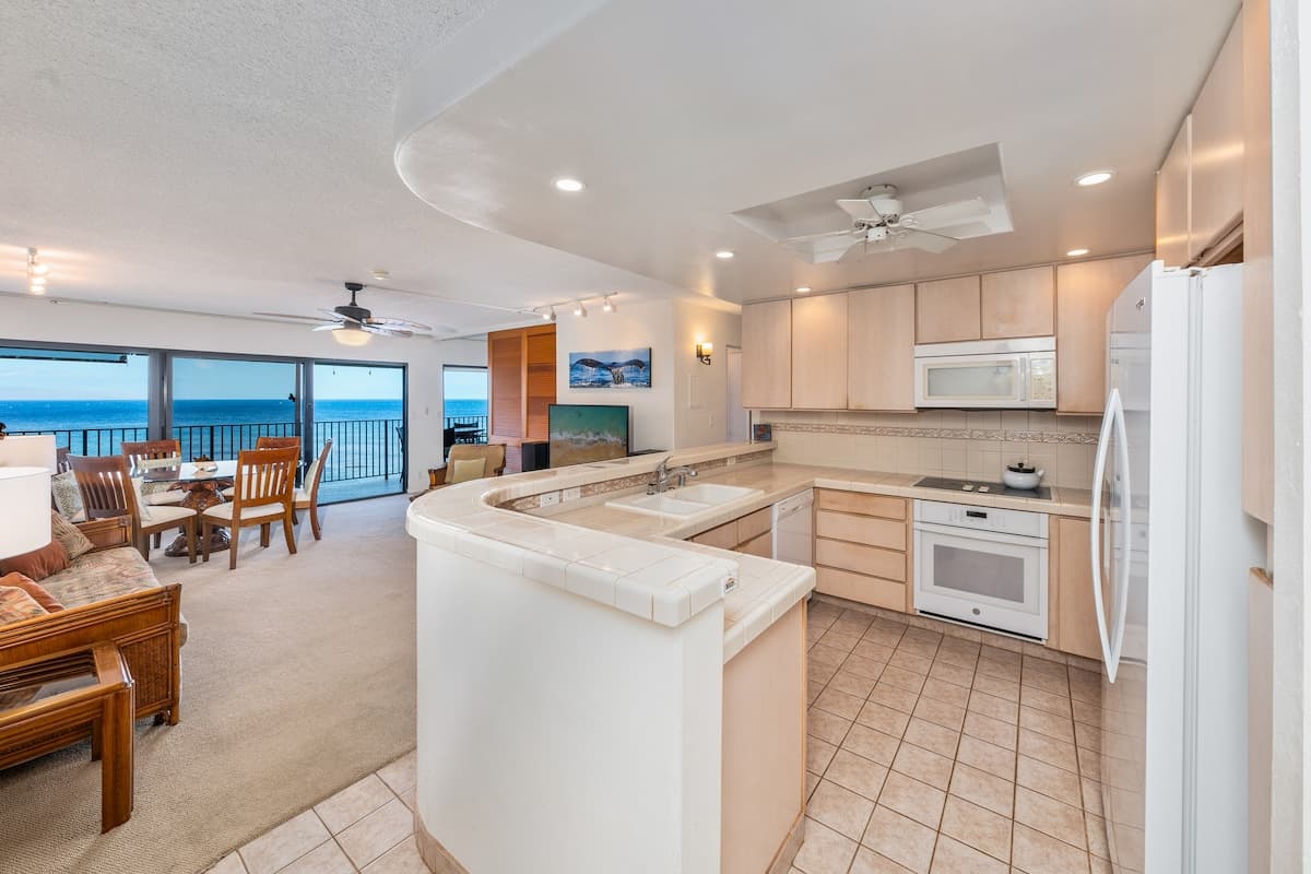 Condo in Lahaina · ★4.8 · 2 bedrooms · 4 beds · 2 baths - Photo 4