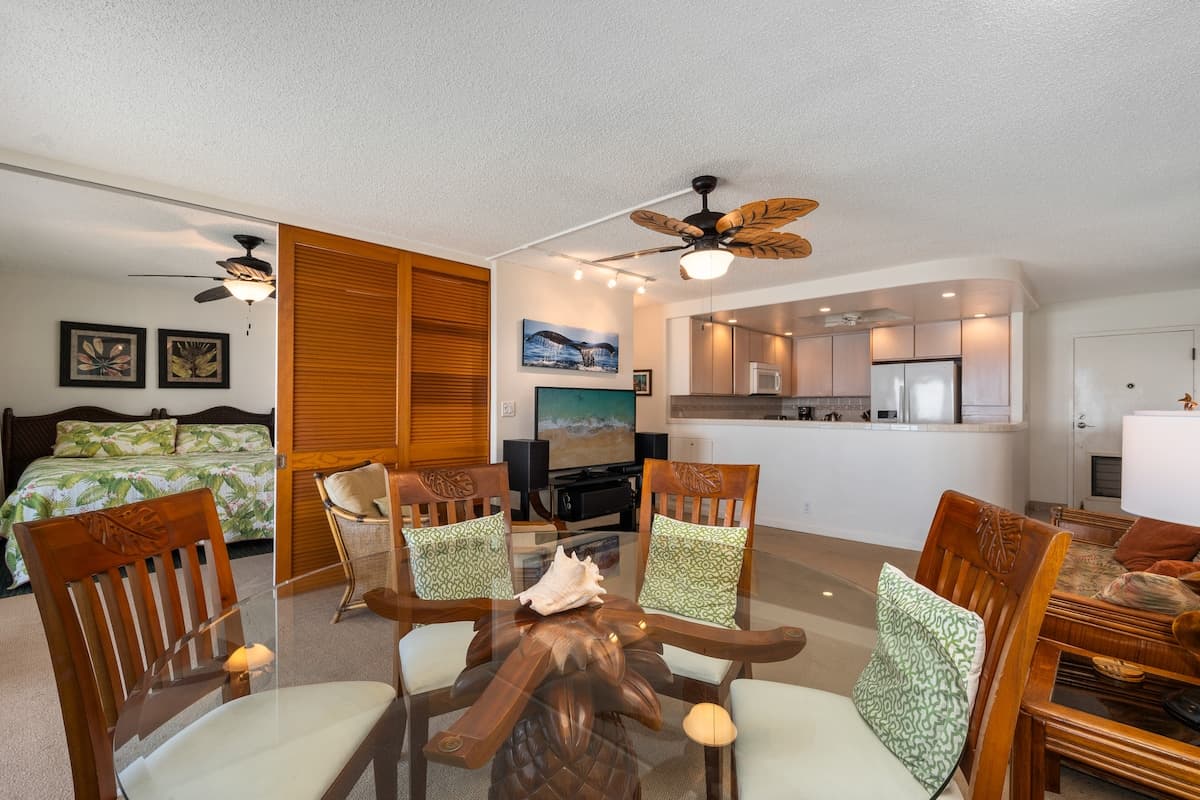 Condo in Lahaina · ★4.8 · 2 bedrooms · 4 beds · 2 baths - Photo 2