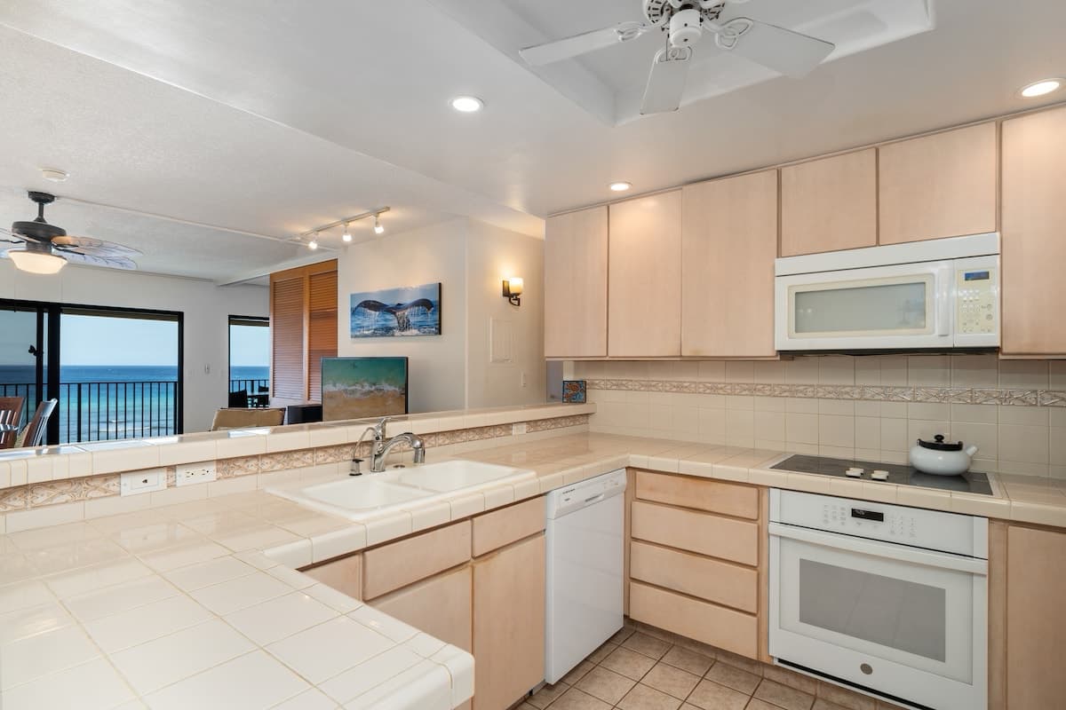 Condo in Lahaina · ★4.8 · 2 bedrooms · 4 beds · 2 baths - Photo 5