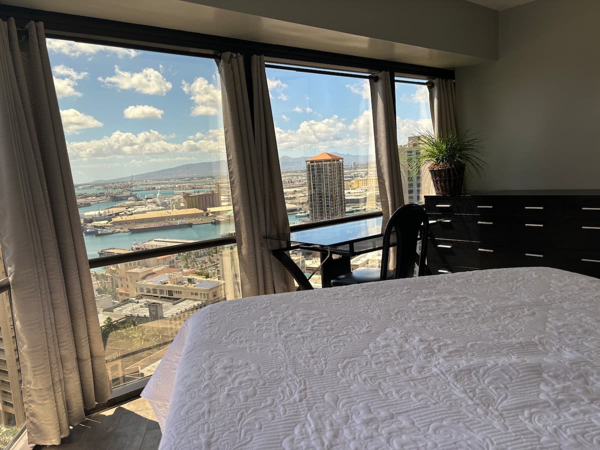 Condo in Honolulu · ★4.79 · 3 bedrooms · 5 beds · 1 private bath - Photo 1