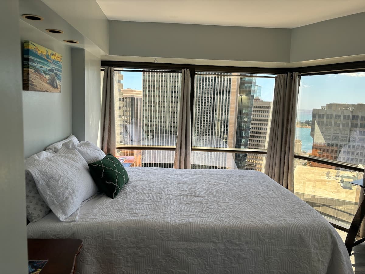 Condo in Honolulu · ★4.79 · 3 bedrooms · 5 beds · 1 private bath - Photo 5