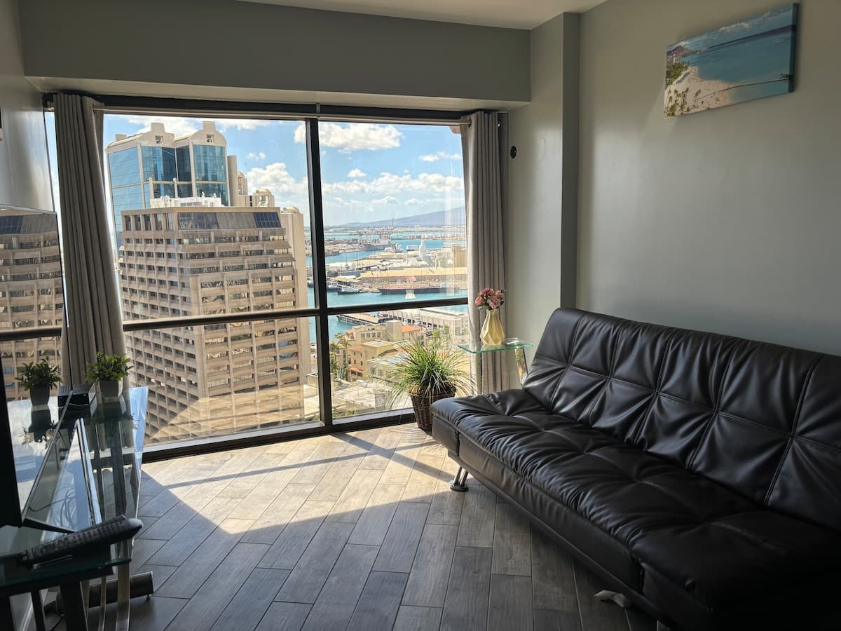 Condo in Honolulu · ★4.79 · 3 bedrooms · 5 beds · 1 private bath - Photo 4