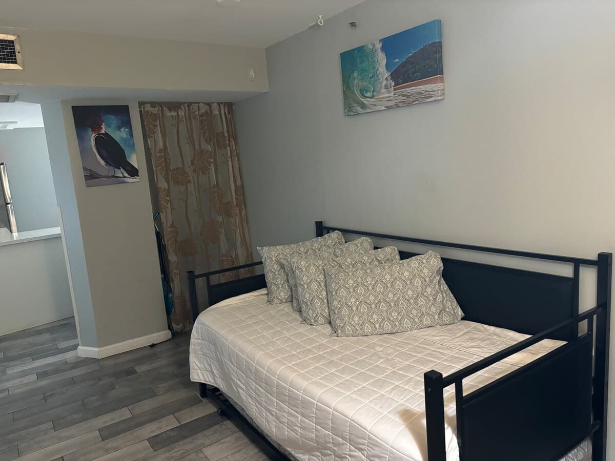 Condo in Honolulu · ★4.79 · 3 bedrooms · 5 beds · 1 private bath - Photo 3