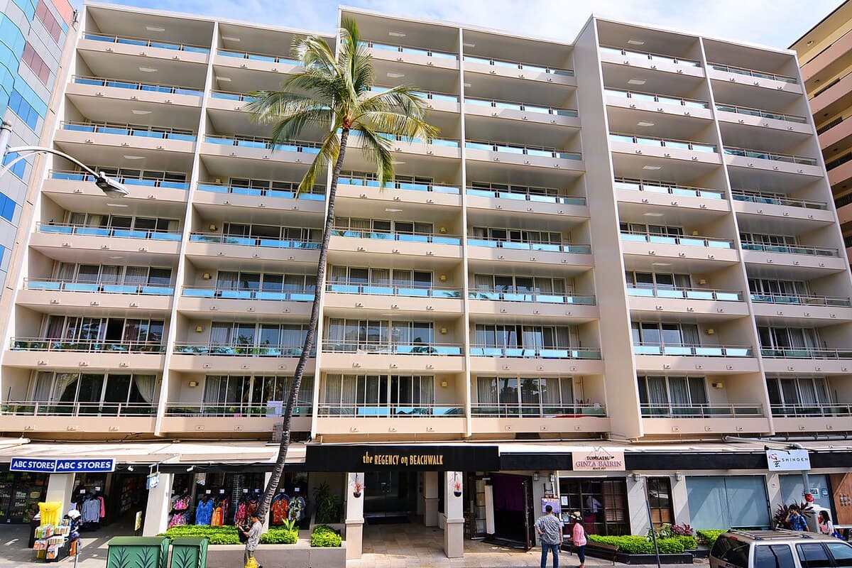 Condo in Honolulu · ★4.73 · 2 bedrooms · 4 beds · 1 private bath - Photo 1